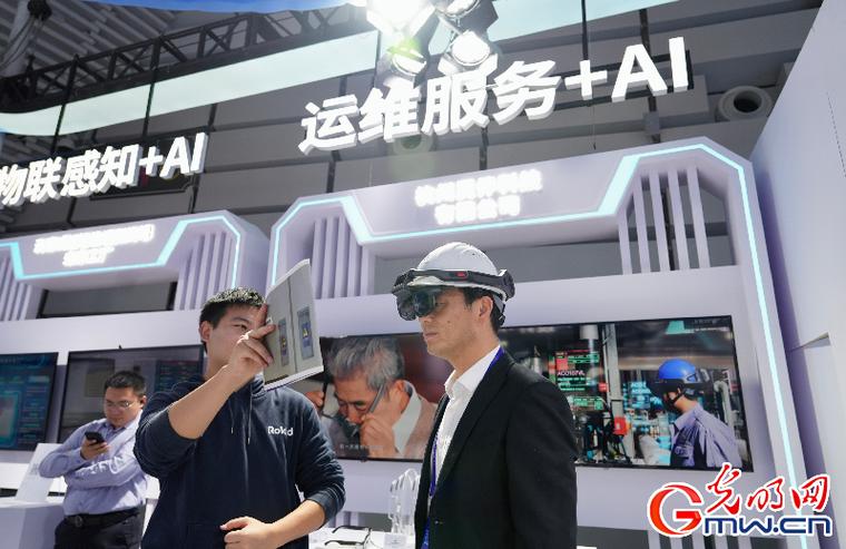 AI赋能经典，智造引领未来——2025未来工厂展区运维服务与AI未来感应